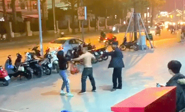 Đề nghị xử lý nghiêm vụ hành hung phụ nữ tại Trung tâm thương mại Artemis - 1 Đề nghị xử lý nghiêm vụ hành hung phụ nữ tại Trung tâm thương mại Artemis - 1