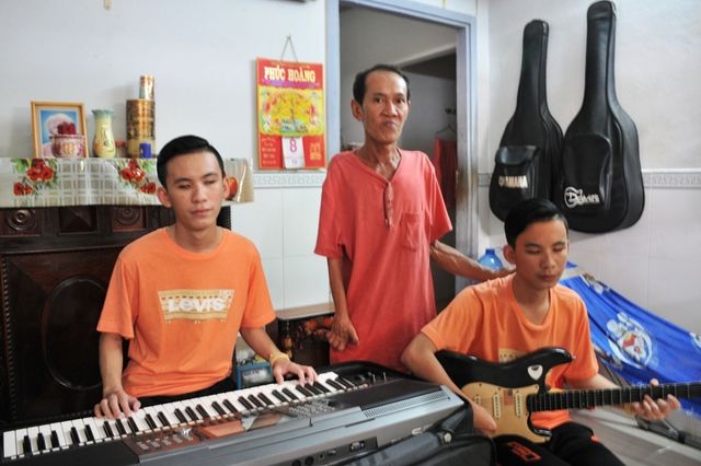 Được bạn đọc nâng phím đàn, anh em song sinh mù loà bất ngờ đoạt Huy chương vàng - 4 Được bạn đọc nâng phím đàn, anh em song sinh mù loà bất ngờ đoạt Huy chương vàng - 4