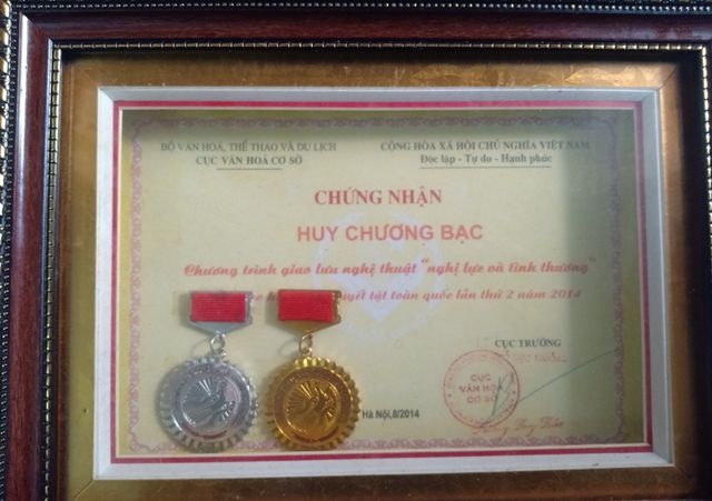 Được bạn đọc nâng phím đàn, anh em song sinh mù loà bất ngờ đoạt Huy chương vàng - 2 Được bạn đọc nâng phím đàn, anh em song sinh mù loà bất ngờ đoạt Huy chương vàng - 2