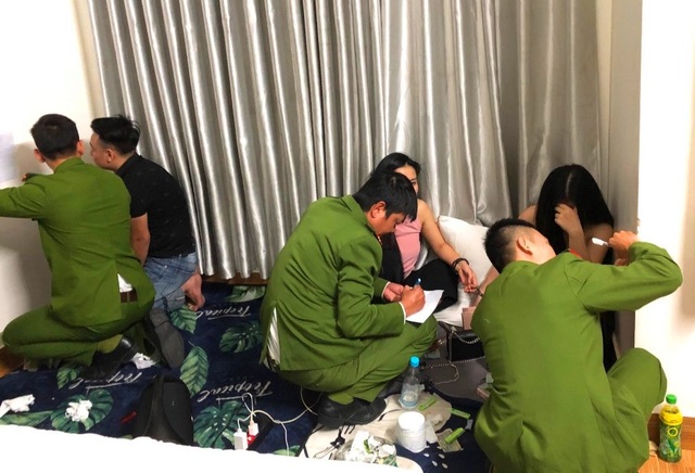 Hàng chục đối tượng nam nữ cùng “phê” ma túy trong đêm ở nhà nghỉ - 1 Hàng chục đối tượng nam nữ cùng “phê” ma túy trong đêm ở nhà nghỉ - 1