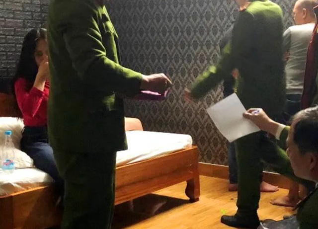 Hàng chục đối tượng nam nữ cùng “phê” ma túy trong đêm ở nhà nghỉ - 3 Hàng chục đối tượng nam nữ cùng “phê” ma túy trong đêm ở nhà nghỉ - 3