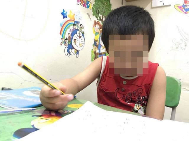Phụ huynh lớp 1 hoảng khi con ôn học kỳ hơn 70 bài tập - 1 Phụ huynh lớp 1 hoảng khi con ôn học kỳ hơn 70 bài tập - 1
