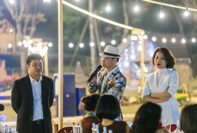 NSƯT Xuân Bắc quy tụ 100 ông, bà già Noel tổ chức Giáng sinh cho trẻ em - 1 NSƯT Xuân Bắc quy tụ 100 ông, bà già Noel tổ chức Giáng sinh cho trẻ em - 1