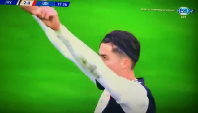 Xúc động trước cử chỉ tình yêu ngọt ngào mà C.Ronaldo dành cho bạn gái - 2 Xúc động trước cử chỉ tình yêu ngọt ngào mà C.Ronaldo dành cho bạn gái - 2
