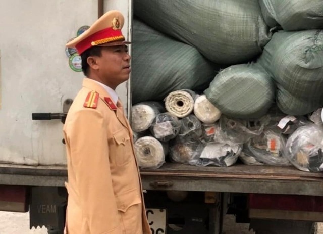 Phát hiện lượng lớn thuốc lá, rượu ngoại không nguồn gốc, xuất xứ - 2 Phát hiện lượng lớn thuốc lá, rượu ngoại không nguồn gốc, xuất xứ - 2