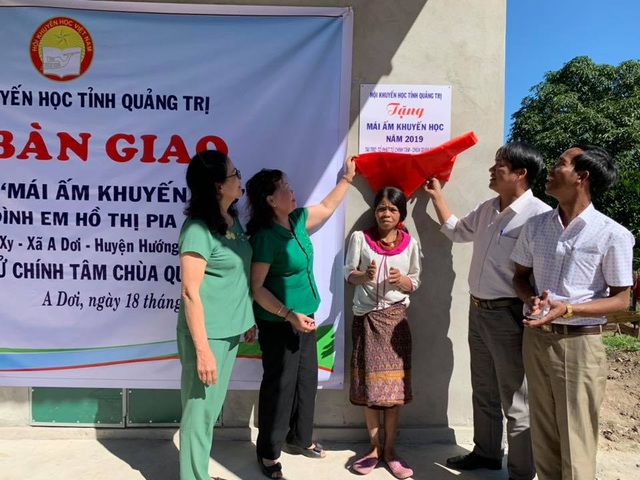 Bàn giao “Mái ấm khuyến học” cho hai học sinh nghèo vùng miền núi - 1 Bàn giao “Mái ấm khuyến học” cho hai học sinh nghèo vùng miền núi - 1