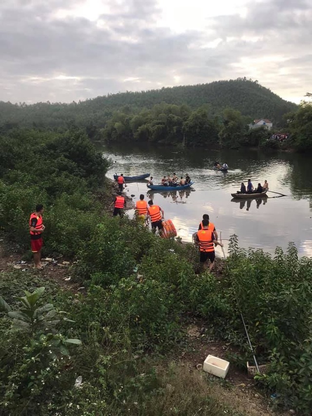 Lật thuyền trên sông, bé gái 5 tuổi chết đuối cùng cha - 2 Lật thuyền trên sông, bé gái 5 tuổi chết đuối cùng cha - 2