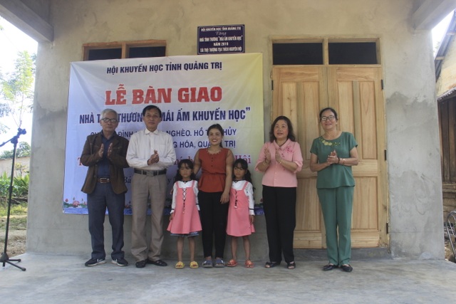 Bàn giao “Mái ấm khuyến học” cho hai học sinh nghèo vùng miền núi - 4 Bàn giao “Mái ấm khuyến học” cho hai học sinh nghèo vùng miền núi - 4