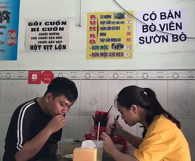 Giá cả đắt đỏ, vào quán mẹ hô lớn: Con tui không ăn thịt - 2 Giá cả đắt đỏ, vào quán mẹ hô lớn: Con tui không ăn thịt - 2