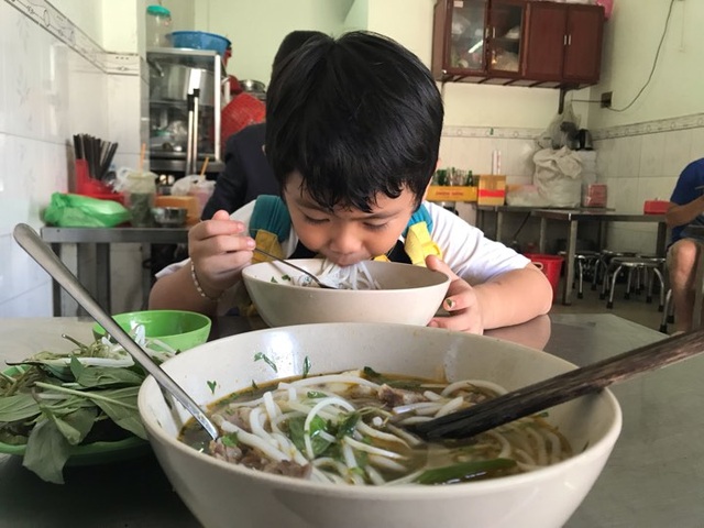 Giá cả đắt đỏ, vào quán mẹ hô lớn: Con tui không ăn thịt - 1 Giá cả đắt đỏ, vào quán mẹ hô lớn: Con tui không ăn thịt - 1