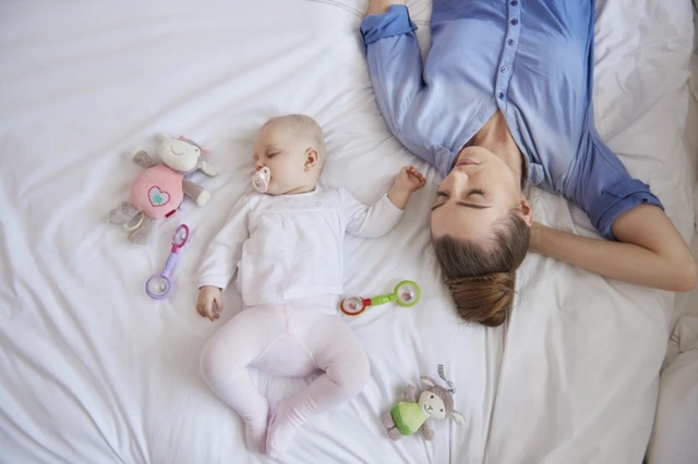 Trẻ sơ sinh ngủ cùng bố mẹ: Chung phòng có nên chung giường - 1