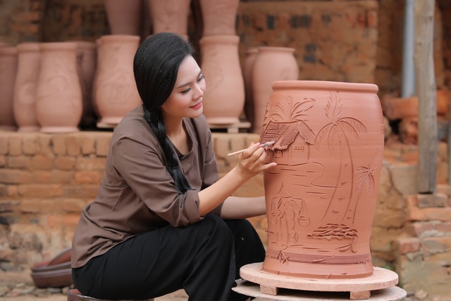 Lương Nguyệt Anh hoá thân thành người làm gốm trên quê hương Quan họ - 1 Lương Nguyệt Anh hoá thân thành người làm gốm trên quê hương Quan họ - 1