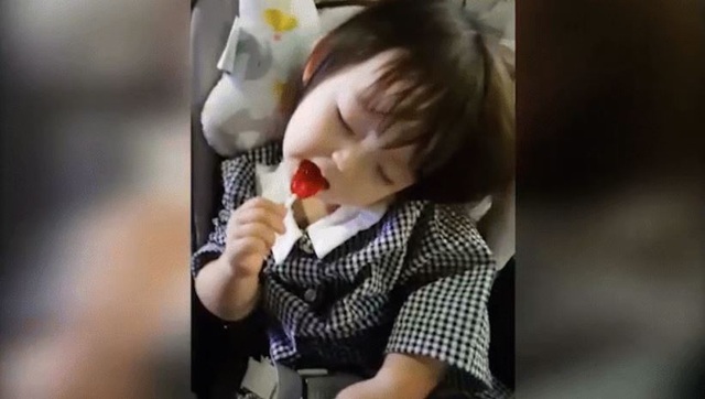 Bão like dành cho cô bé vừa ăn vừa ngủ đáng yêu như thiên thần - 1 Bão like dành cho cô bé vừa ăn vừa ngủ đáng yêu như thiên thần - 1