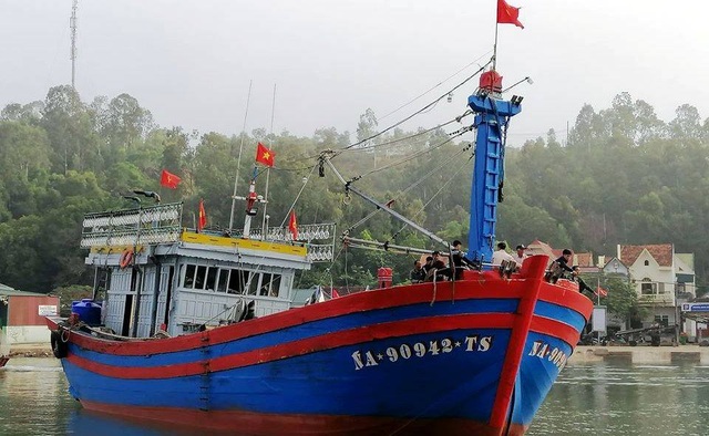 Kịp thời cứu nạn tàu cá cùng 14 ngư dân gặp nạn trên biển - 1 Kịp thời cứu nạn tàu cá cùng 14 ngư dân gặp nạn trên biển - 1