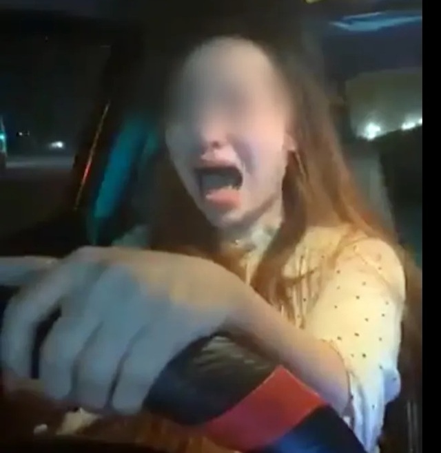 Hà Nội: Nữ tài xế say rượu, vừa lái xe vừa gào thét trên đường - 1 Hà Nội: Nữ tài xế say rượu, vừa lái xe vừa gào thét trên đường - 1
