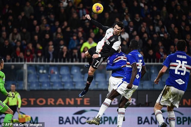 C.Ronaldo gây sốc khi bật cao tới 2,56m ghi bàn vào lưới Sampdoria - 1