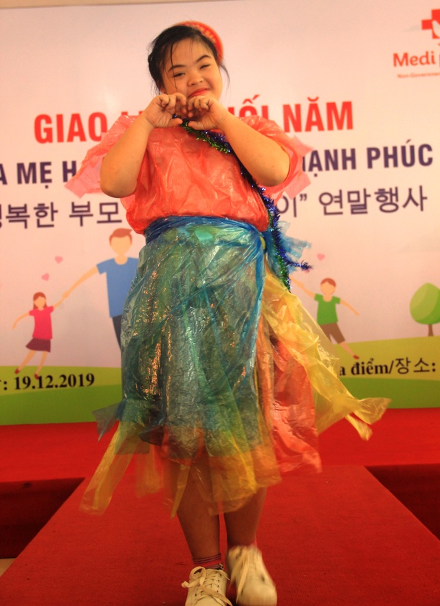 Xúc động màn trình diễn thời trang của trẻ em khuyết tật - 2 Xúc động màn trình diễn thời trang của trẻ em khuyết tật - 2