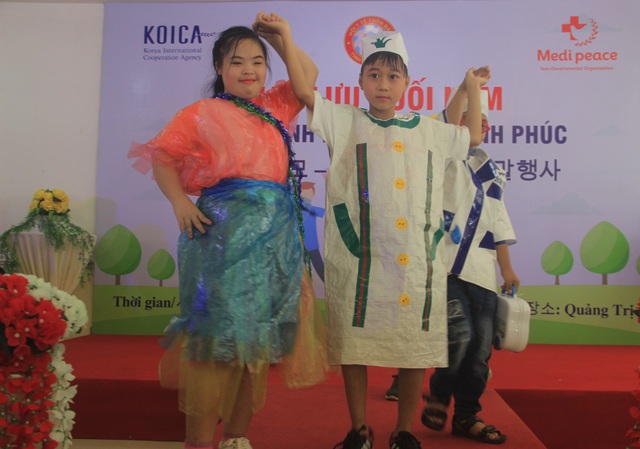 Xúc động màn trình diễn thời trang của trẻ em khuyết tật - 3 Xúc động màn trình diễn thời trang của trẻ em khuyết tật - 3
