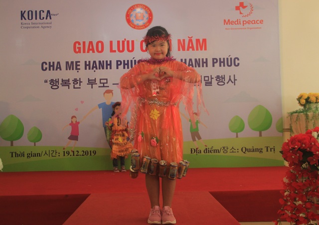 Xúc động màn trình diễn thời trang của trẻ em khuyết tật - 5 Xúc động màn trình diễn thời trang của trẻ em khuyết tật - 5