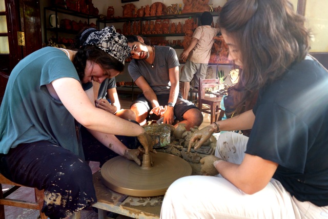 Du khách thích thú “về lại tuổi thơ” tại làng gốm hơn 500 năm tuổi