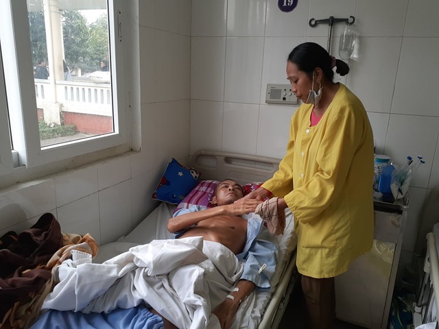 Xót xa nam sinh phải bỏ học đi làm thuê lấy tiền chữa bệnh cho cha - 1 Xót xa nam sinh phải bỏ học đi làm thuê lấy tiền chữa bệnh cho cha - 1