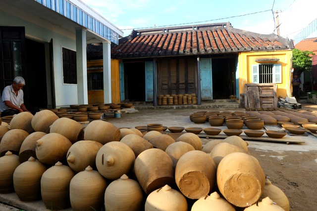 Du khách thích thú “về lại tuổi thơ” tại làng gốm hơn 500 năm tuổi