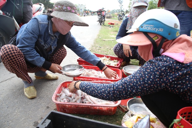 Ngư dân kiếm tiền triệu từ cá khoai những ngày cuối năm - 2 Ngư dân kiếm tiền triệu từ cá khoai những ngày cuối năm - 2