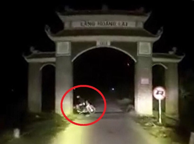 Hai thanh niên nghi dàn dựng cảnh tai nạn để tấn công xe cứu thương - 1 Hai thanh niên nghi dàn dựng cảnh tai nạn để tấn công xe cứu thương - 1