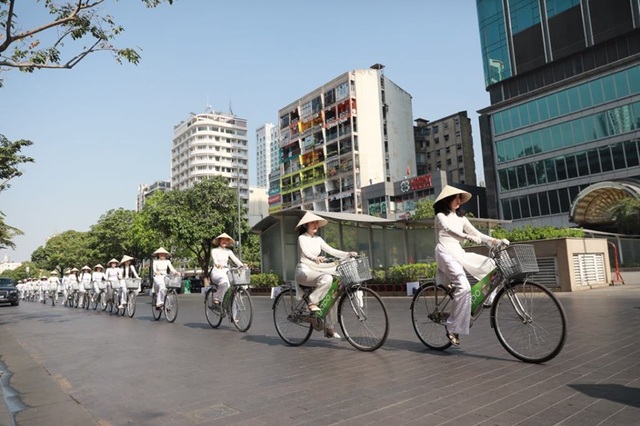Buổi diễu hành áo dài “Mắt Biếc” của Gapo gây sốt tại các cung đường trung tâm Sài Gòn - 1 Buổi diễu hành áo dài “Mắt Biếc” của Gapo gây sốt tại các cung đường trung tâm Sài Gòn - 1
