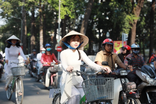 Buổi diễu hành áo dài “Mắt Biếc” của Gapo gây sốt tại các cung đường trung tâm Sài Gòn - 2 Buổi diễu hành áo dài “Mắt Biếc” của Gapo gây sốt tại các cung đường trung tâm Sài Gòn - 2
