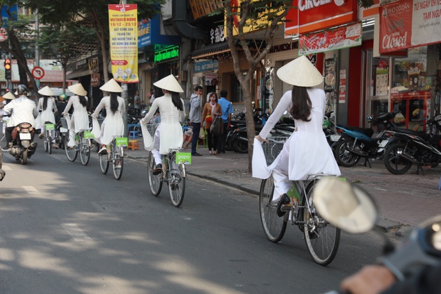 Buổi diễu hành áo dài “Mắt Biếc” của Gapo gây sốt tại các cung đường trung tâm Sài Gòn - 3 Buổi diễu hành áo dài “Mắt Biếc” của Gapo gây sốt tại các cung đường trung tâm Sài Gòn - 3