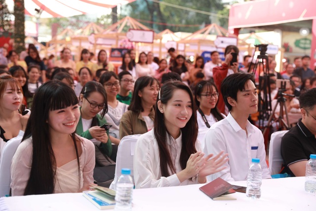 Buổi diễu hành áo dài “Mắt Biếc” của Gapo gây sốt tại các cung đường trung tâm Sài Gòn - 5 Buổi diễu hành áo dài “Mắt Biếc” của Gapo gây sốt tại các cung đường trung tâm Sài Gòn - 5