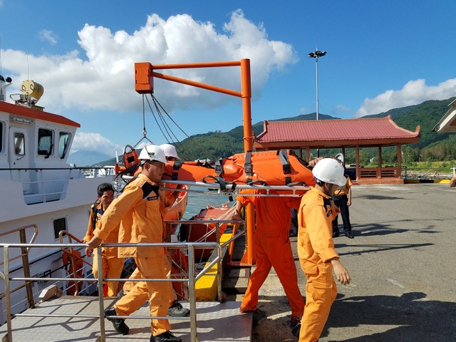 Cứu thuyền trưởng tàu cá bị đau bụng dữ dội trên vùng biển Hoàng Sa - 2 Cứu thuyền trưởng tàu cá bị đau bụng dữ dội trên vùng biển Hoàng Sa - 2