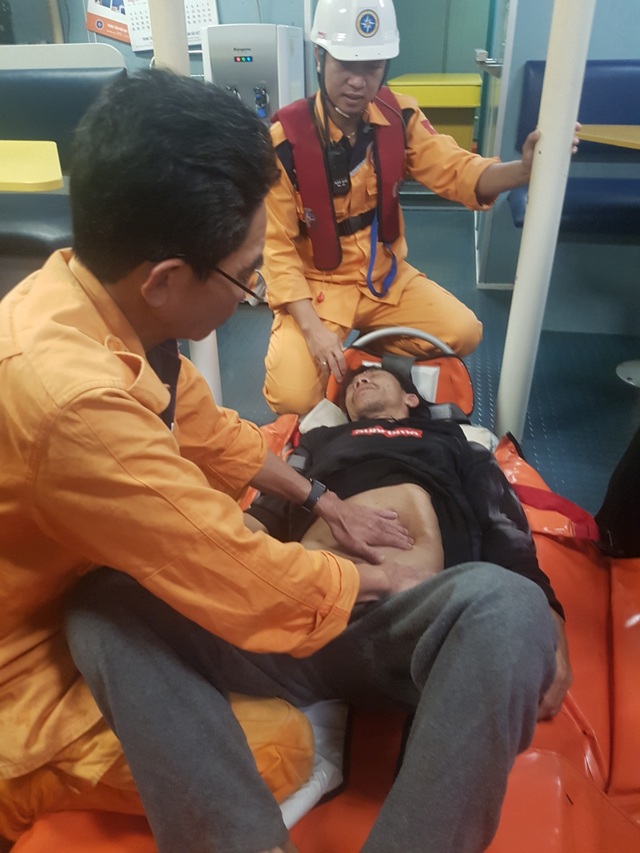Cứu thuyền trưởng tàu cá bị đau bụng dữ dội trên vùng biển Hoàng Sa - 1 Cứu thuyền trưởng tàu cá bị đau bụng dữ dội trên vùng biển Hoàng Sa - 1