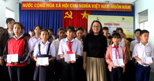 Phú Yên: Trao 100 suất học bổng đến con em ngư dân vượt khó học giỏi - 1 Phú Yên: Trao 100 suất học bổng đến con em ngư dân vượt khó học giỏi - 1