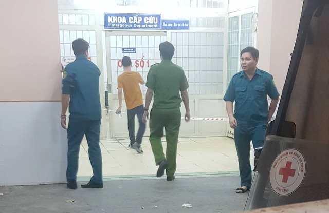 Nam bệnh nhân nghi nổ súng tự sát trong bệnh viện - 1 Nam bệnh nhân nghi nổ súng tự sát trong bệnh viện - 1