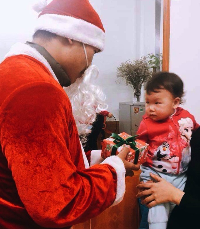 Ông già Noel chạy show quên ăn, ẵm tiền triệu mỗi ngày - 3 Ông già Noel chạy show quên ăn, ẵm tiền triệu mỗi ngày - 3