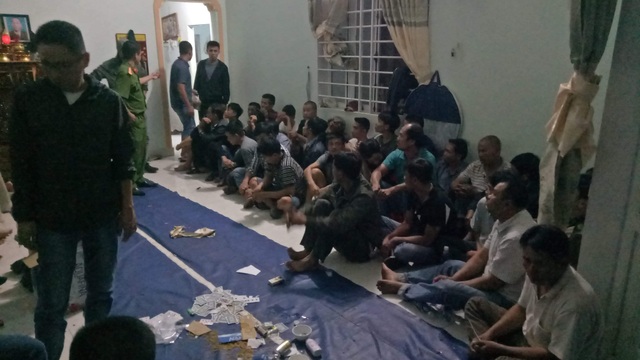 Tạm giữ 34 con bạc trong vụ đánh bạc “khủng” - 1 Tạm giữ 34 con bạc trong vụ đánh bạc “khủng” - 1