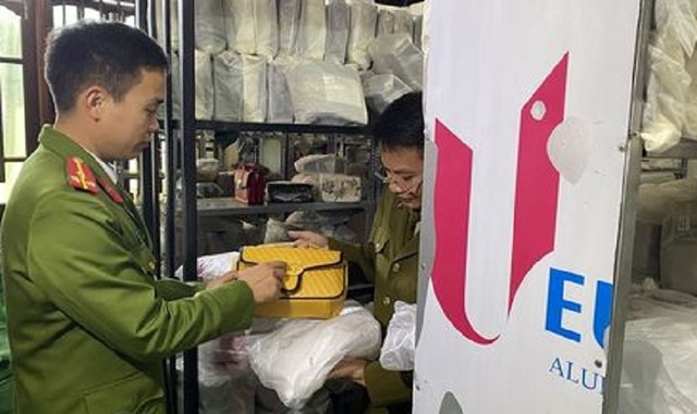 Hàng nghìn túi xách giả mạo hàng hiệu tại cơ sở kinh doanh online - 1 Hàng nghìn túi xách giả mạo hàng hiệu tại cơ sở kinh doanh online - 1