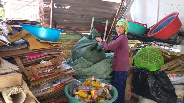 Xót xa hoàn cảnh người phụ nữ buôn ve chai bị hai em học sinh tông xe toàn thân như dập nát - 6 Xót xa hoàn cảnh người phụ nữ buôn ve chai bị hai em học sinh tông xe toàn thân như dập nát - 6