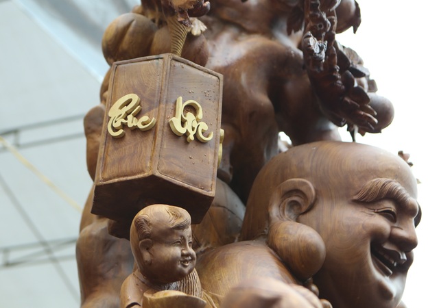 Choáng với bức tượng Phật Di Lặc Cửu tặc làm bằng gỗ hương giá 1 tỷ đồng - 8