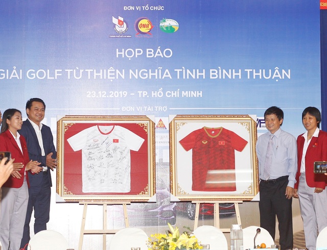 Bán đấu giá 2 áo đấu có chữ ký của các cầu thủ nữ Việt Nam tại giải golf từ thiện - 1 Bán đấu giá 2 áo đấu có chữ ký của các cầu thủ nữ Việt Nam tại giải golf từ thiện - 1