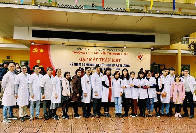 Cựu học sinh ngành y dược về trường cũ khám bệnh, tri ân thầy cô giáo - 1 Cựu học sinh ngành y dược về trường cũ khám bệnh, tri ân thầy cô giáo - 1
