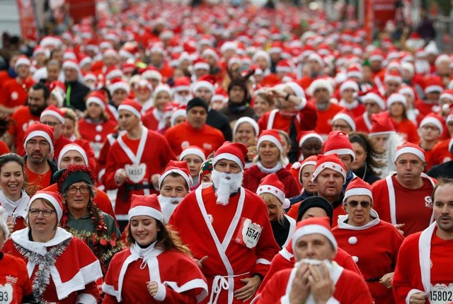 Chùm ảnh: Những ông già Noel ấn tượng nhất Giáng sinh 2019 - 12 Chùm ảnh: Những ông già Noel ấn tượng nhất Giáng sinh 2019 - 12
