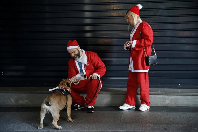 Chùm ảnh: Những ông già Noel ấn tượng nhất Giáng sinh 2019 - 14 Chùm ảnh: Những ông già Noel ấn tượng nhất Giáng sinh 2019 - 14