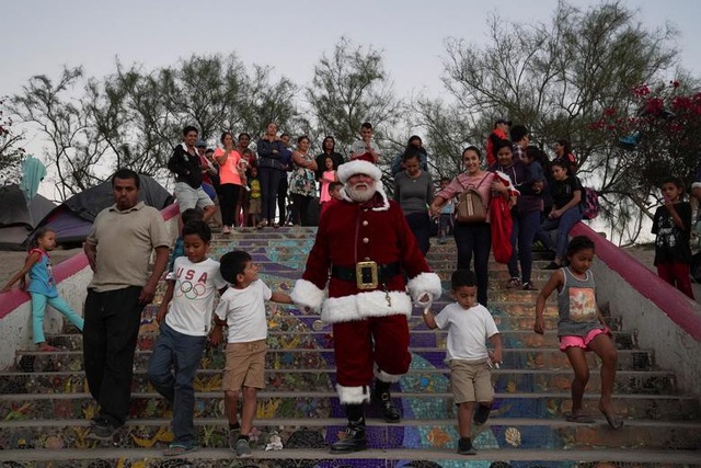 Chùm ảnh: Những ông già Noel ấn tượng nhất Giáng sinh 2019 - 15 Chùm ảnh: Những ông già Noel ấn tượng nhất Giáng sinh 2019 - 15
