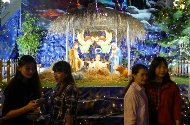Các nhà thờ trang trí bắt mắt, đường phố đông nghịt người vui chơi đêm Noel - 9 Các nhà thờ trang trí bắt mắt, đường phố đông nghịt người vui chơi đêm Noel - 9