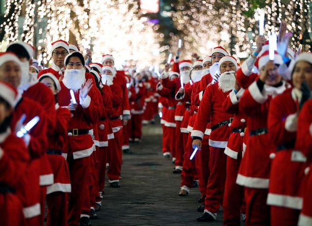 Chùm ảnh: Những ông già Noel ấn tượng nhất Giáng sinh 2019 - 2 Chùm ảnh: Những ông già Noel ấn tượng nhất Giáng sinh 2019 - 2