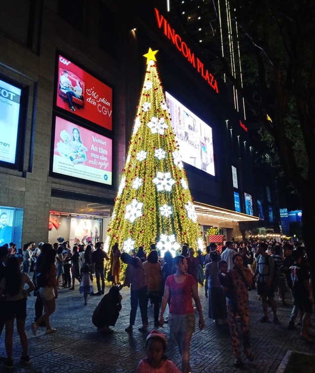 Các nhà thờ trang trí bắt mắt, đường phố đông nghịt người vui chơi đêm Noel - 3 Các nhà thờ trang trí bắt mắt, đường phố đông nghịt người vui chơi đêm Noel - 3