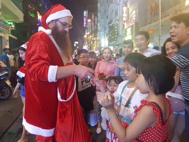 Khách Tây hoá thành ông già Noel trên phố Sài Gòn .jpg